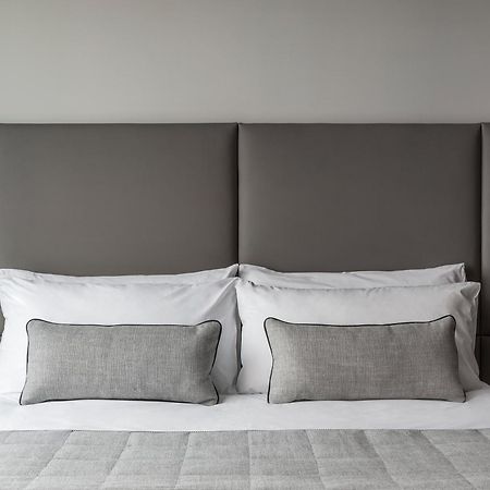 Oakwood Premier Melbourne Apart otel Dış mekan fotoğraf A bed with a headboard