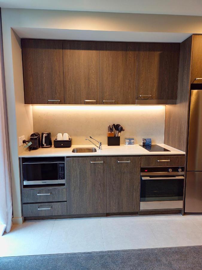 Oakwood Premier Melbourne Apart otel Dış mekan fotoğraf Kitchenette in a hotel room