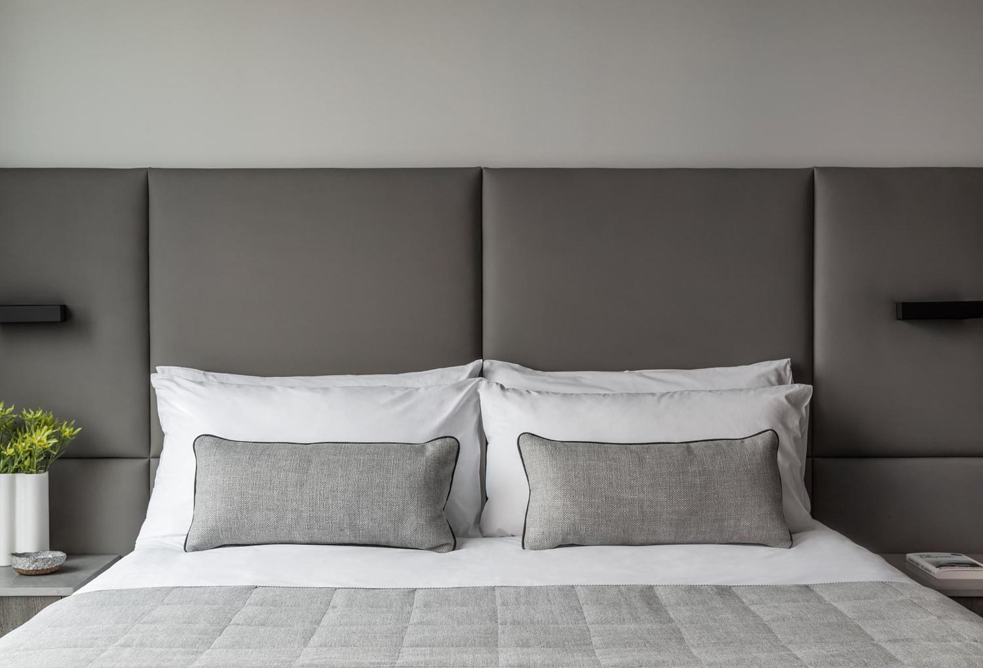 Oakwood Premier Melbourne Apart otel Dış mekan fotoğraf A bed with a headboard